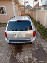 A picture of Honda Pilot 2005 with dvd screen and 3 seaters