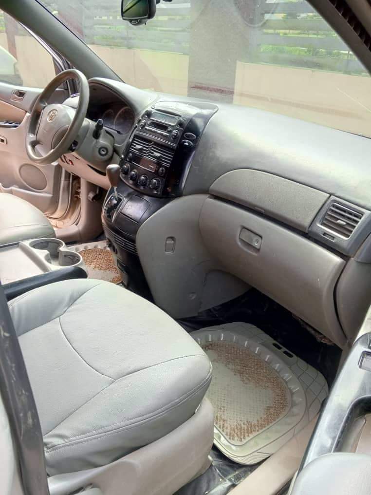 A picture of FASTFINGER 2005 MODEL TOYOTA SEINNA