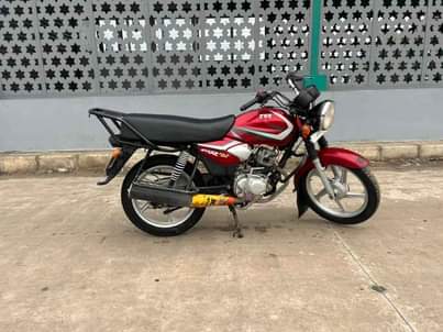 A picture of TVS HLX CC 125