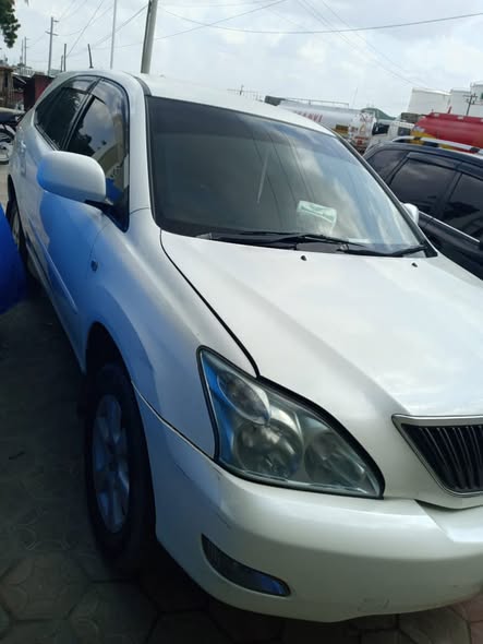 A picture of TOYOTA HARRIER WHITE COLOUR