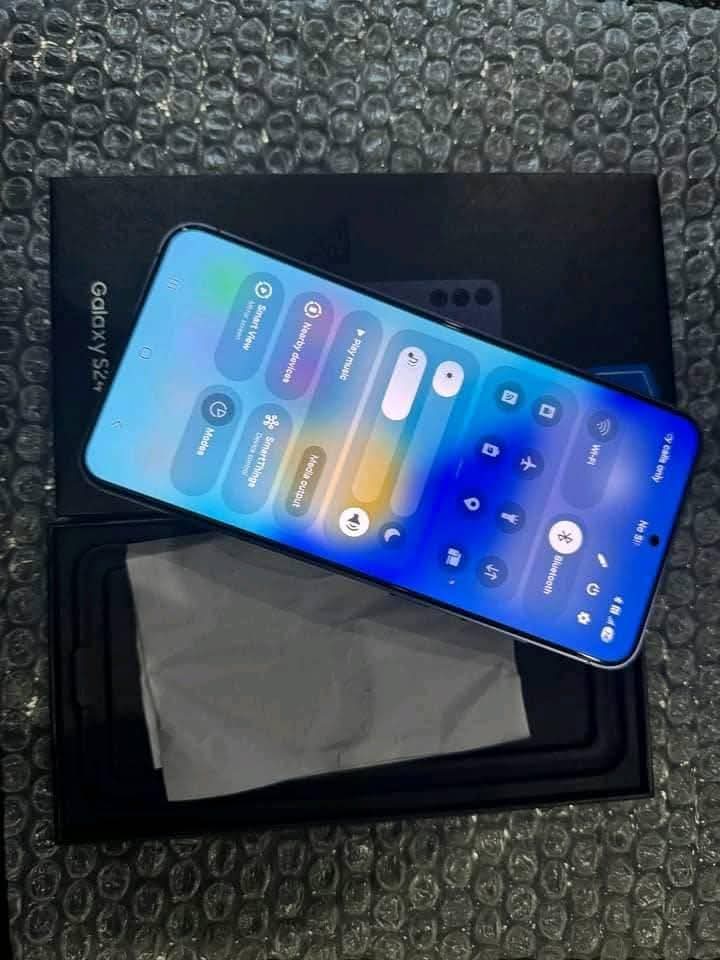 A picture of Samsung s24plus open box 