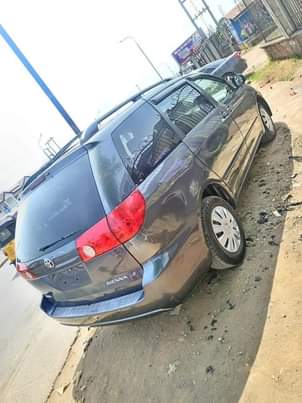 A picture of Toyota Sienna 2007 Model
