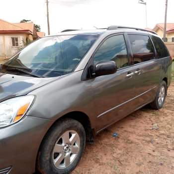 A picture of Toyota sienna