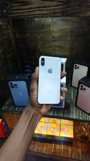 A picture of iphone x 64gb