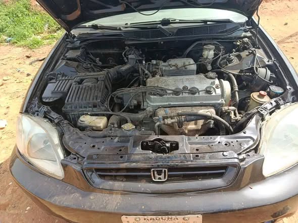 A picture of Super distres honda civic 2002 one door very clean untempered