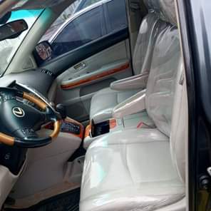 A picture of This Lexus Rx 330 is first body paint nothing to