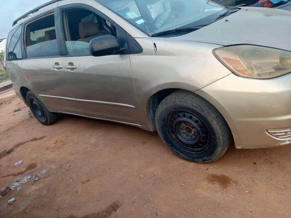 A picture of Toyota sienna 05