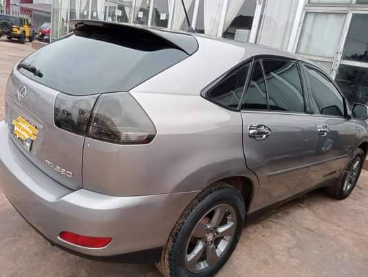 A picture of Lexus Rx 330 for sale super clean for grab come