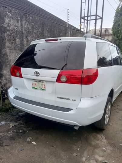 A picture of Dealer market dealer market Toyota sienna Body Sharp Gearbox AC