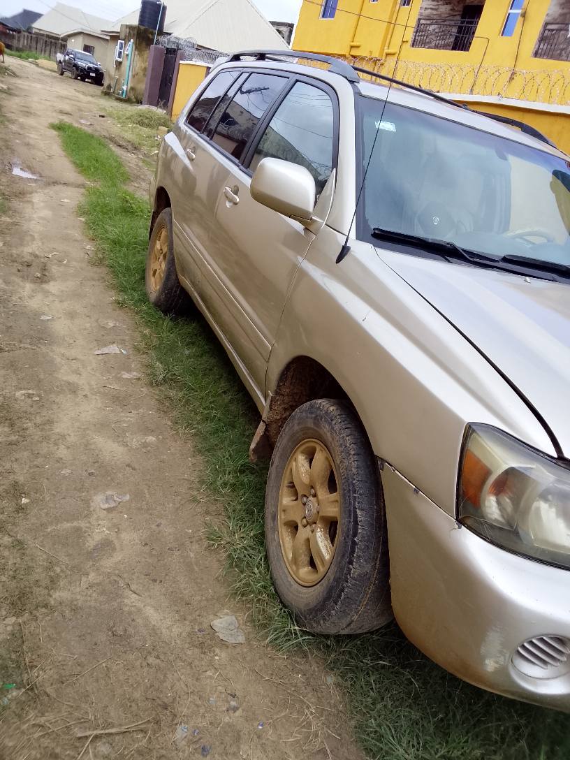 A picture of Toyota Highlander 2004 model