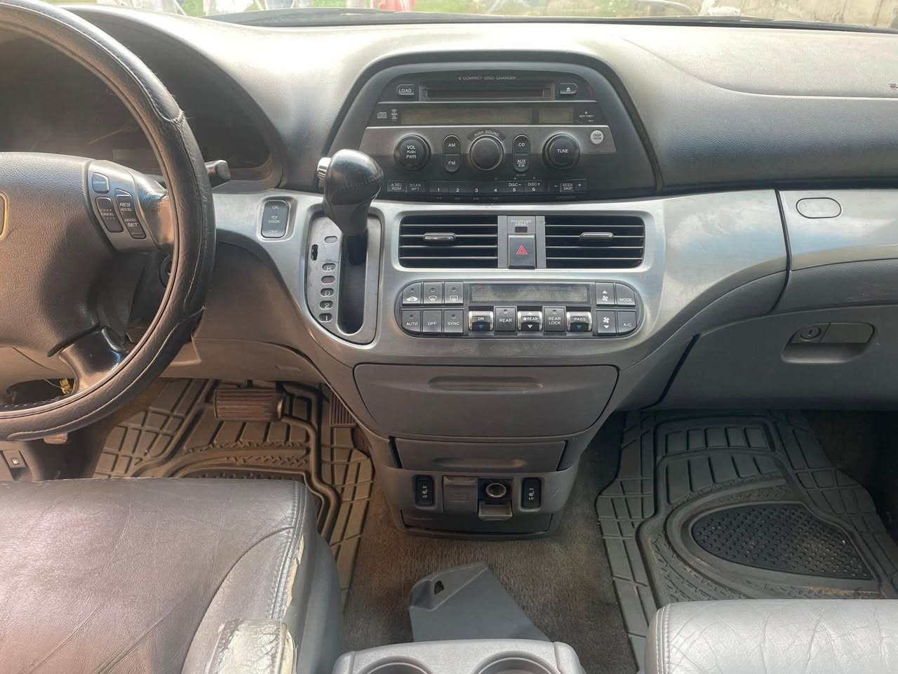 A picture of Honda odyssey LX 2006 silver