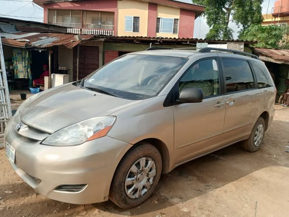 A picture of Toyota Sienna 2009 First Body 2GR Engine