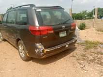 A picture of Toyota sienna is available with good condition engine is taping