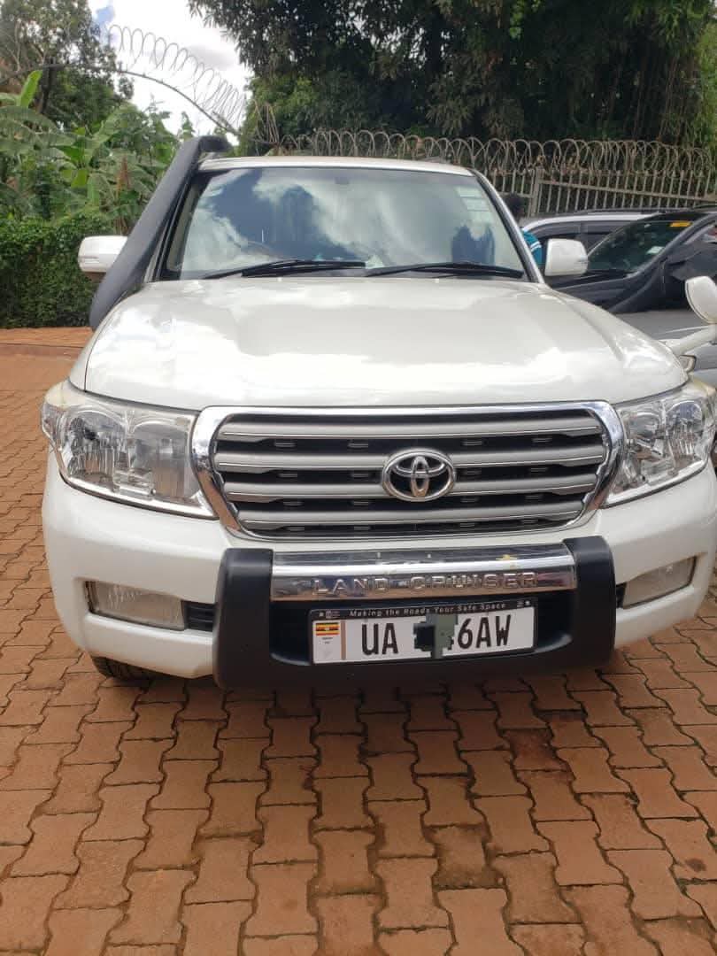 A picture of 2010 Toyota land cruiser v8