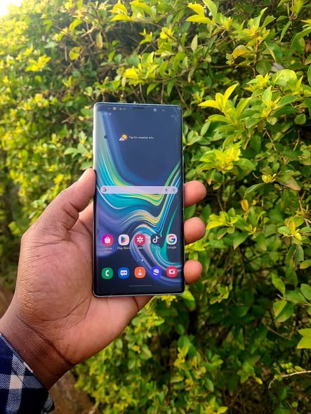 A picture of Samsung galaxy note 9 128gb 6gbram clear cameras slightly cracked