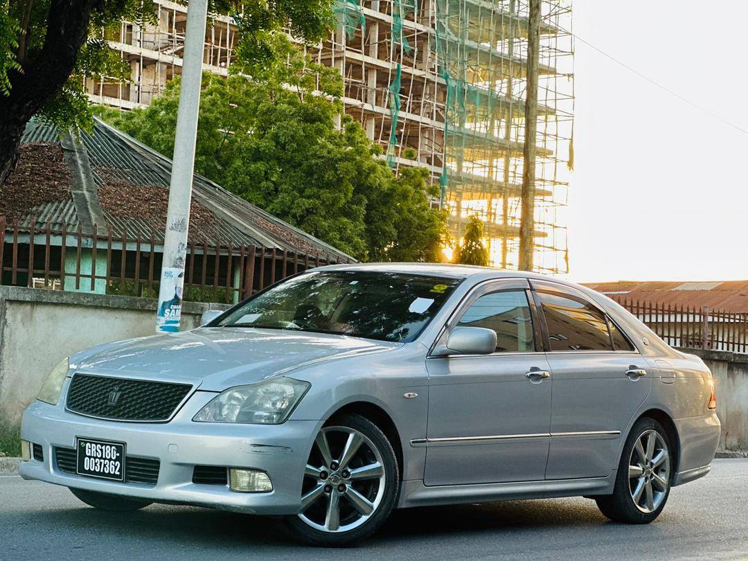 A picture of CROWN ATHLETTE