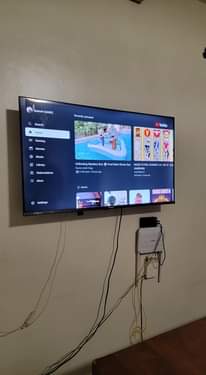 A picture of Hisense 40 inches smart frameless tv with also inbuilt free