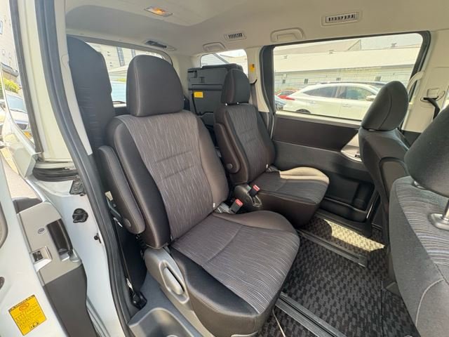 A picture of 2012 Toyota noah