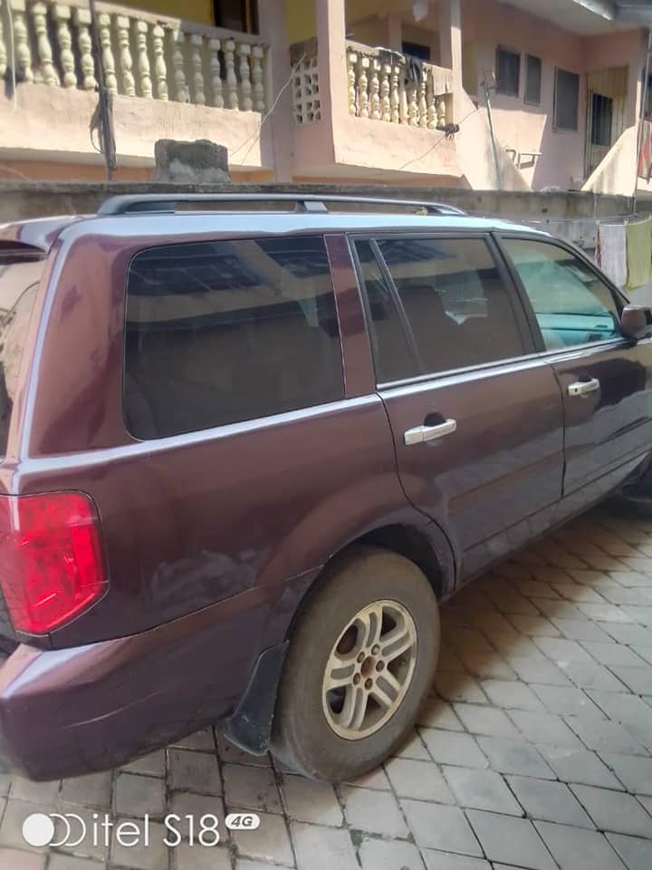 A picture of Honda Pilot 2004