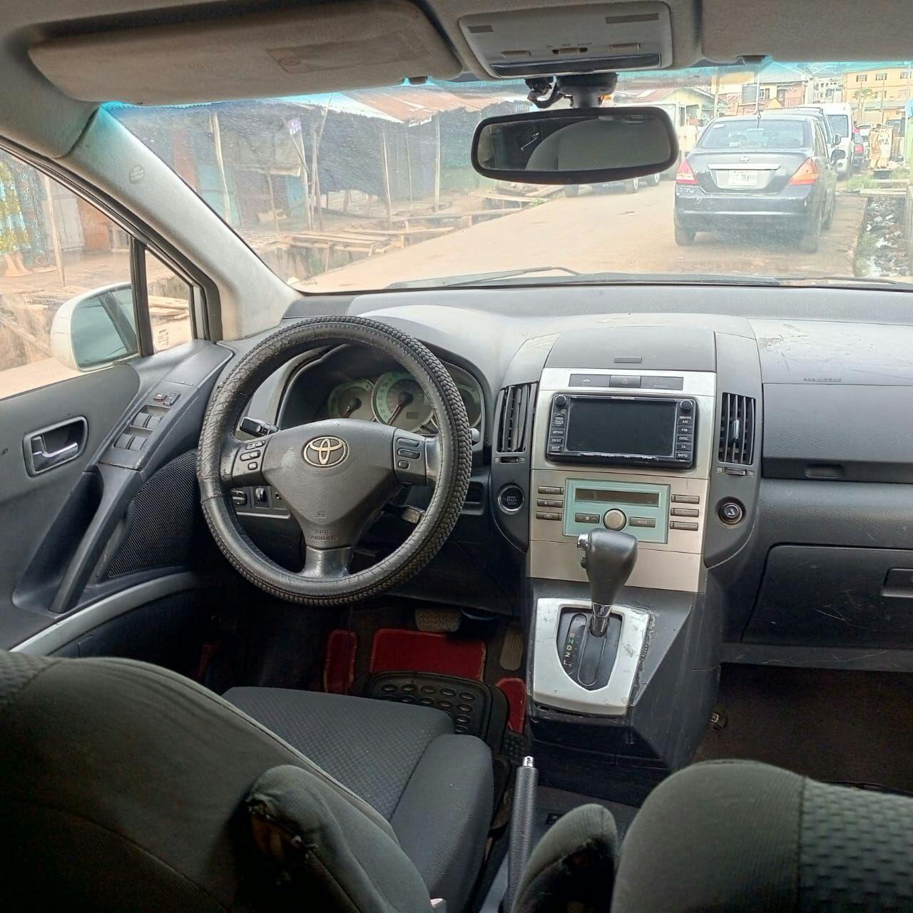 A picture of 2006 Toyota corolla verso