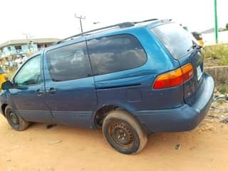 A picture of 2000 TOYOTA SIENNA
