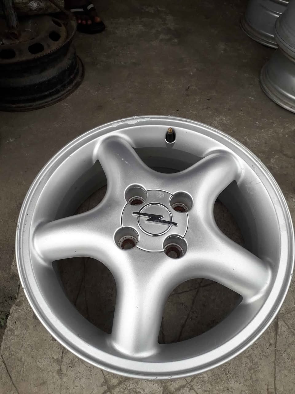 A picture of 15 inches alloy wheels 4bolts