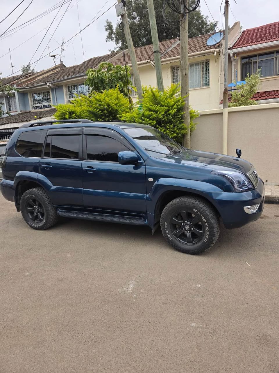A picture of Toyota prado 120
