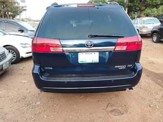 A picture of Toyota sienna 05 model