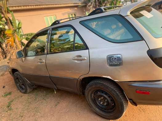 A picture of Lexus Rx 300 Engine 100 Gear 100 AC 100 2