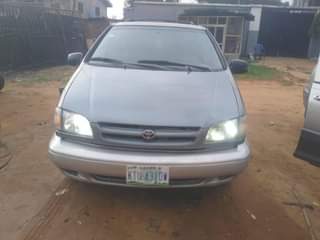 A picture of First body Toyota sienna for sale call 08037665153