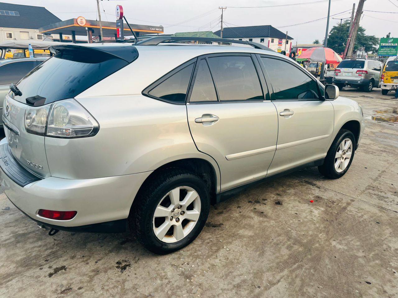 A picture of RX 330 2006 model 11 5m