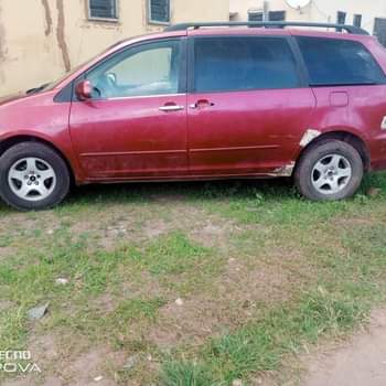 A picture of Toyota sienna 2006 with gear box issue nd need body