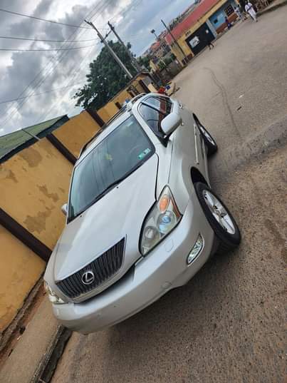 A picture of Lexus RX330
