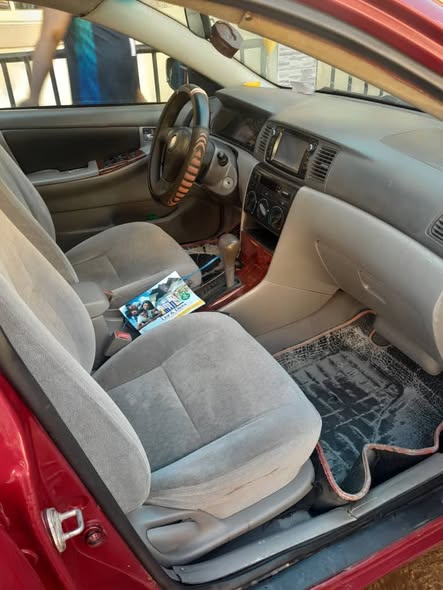 A picture of Toyota Corolla le 2004 model