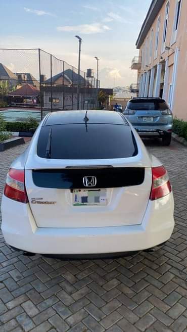 A picture of Very clean and sound Honda Crustour Full option With back
