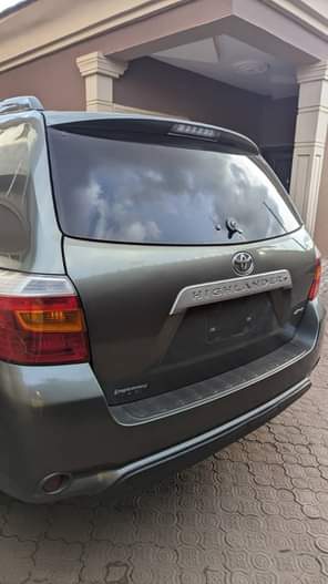 A picture of For sale highlander 2010 neatly used 6plugs 3 seaters location
