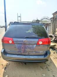 A picture of URGENT SALE Foreign used 07 Toyota Sienna power doors Formica