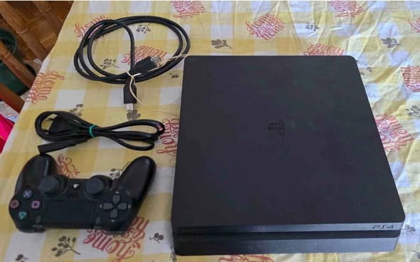 A picture of PS4 slim
