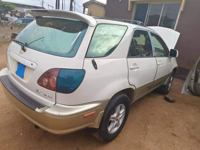 A picture of Lexus Rx 300 2000 model first body pan engine gear