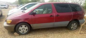 A picture of First body nigeria used Toyota sienna 2002 model sound engine
