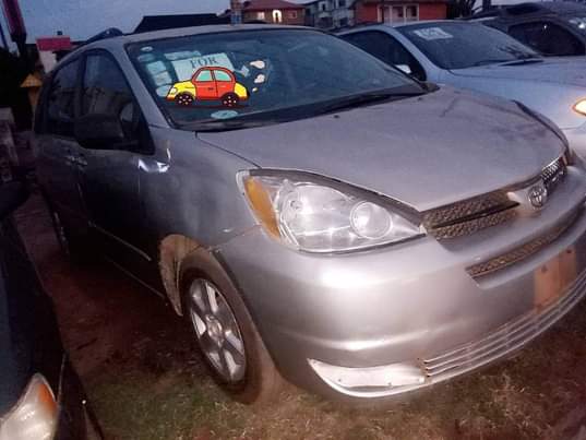 A picture of 2005 Toyota Sienna Le