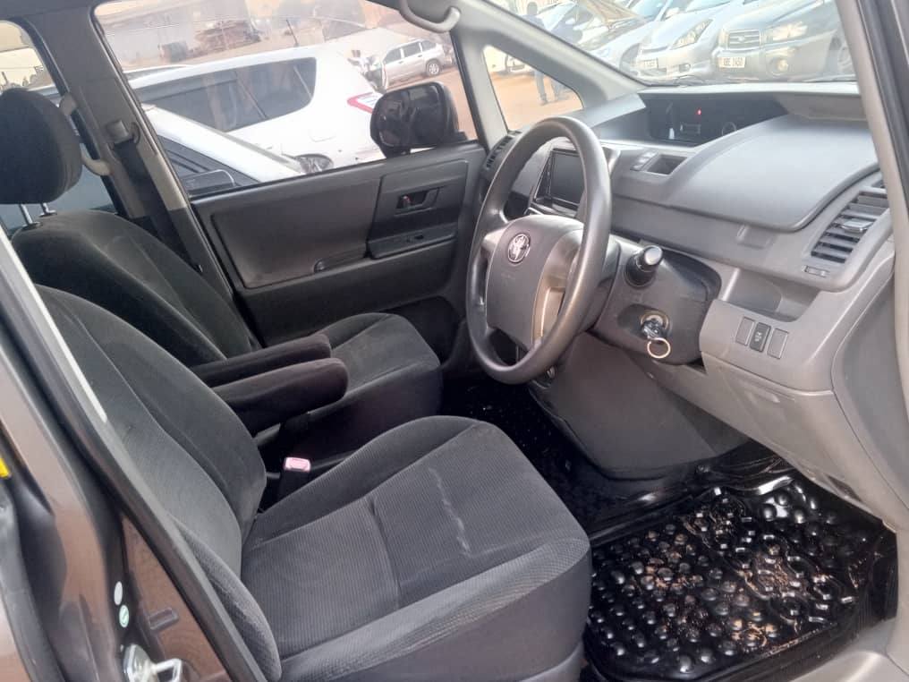 A picture of toyota Noah only at 36m 070525 9352