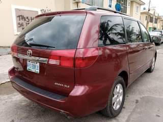 A picture of Toyota sienna XLE 06 07