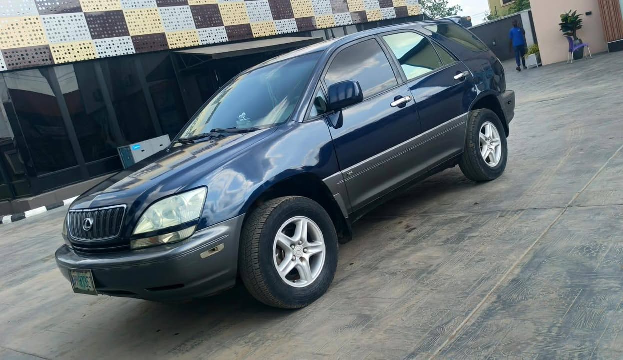 A picture of Lexus Rx 300