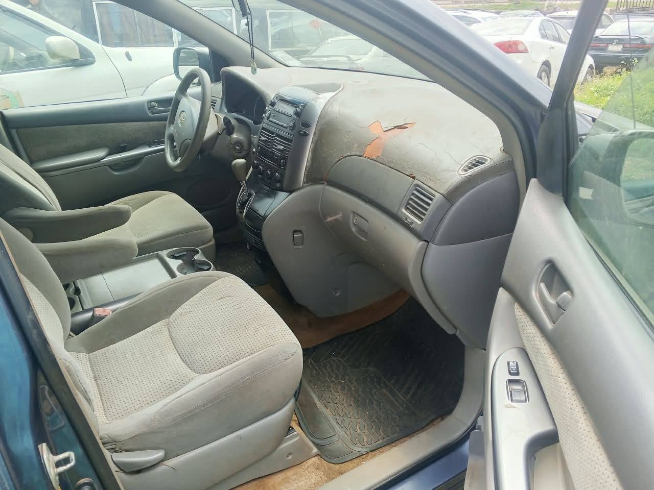 A picture of Toyota Sienna 2008 first body