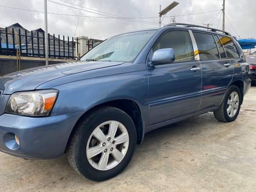 A picture of Toyota Highlander for sale 09061358848 3rd row Chilling Ac Documents