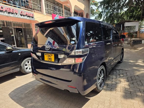 A picture of TOYOTA VELLFIRE