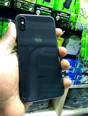 A picture of I phone x gb 64