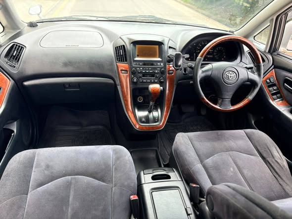 A picture of Toyota harrier old model