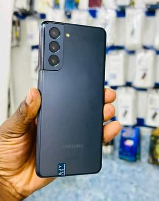 A picture of Nauza samsung S21 5G iko poa haina shida nataka 470